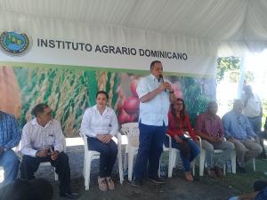 Director IAD entrega electrobombas a productores agrícolas de Palmar de Ocoa