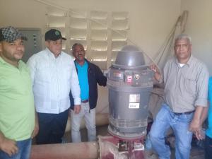 Director IAD entrega 5 electrobombas a productores agrícolas de Las Charcas Azua