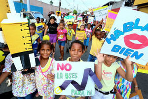 Niños y jóvenes de Villas Agrícolas marchan contra el abuso infantil 