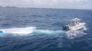 Armada reflota y remolca lancha hundida parcialmente en aguas del mar Caribe