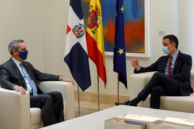 El presidente del Gobierno, Pedro Sánchez (d), durante la reunión mantenida con el presidente de la República Dominicana, Luis Abinader (i), este lunes en el Palacio de la Moncloa.