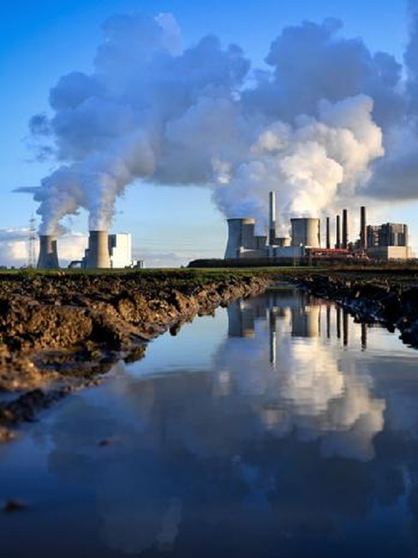 Chimeneas industriales liberación de humo en el medio ambiente.