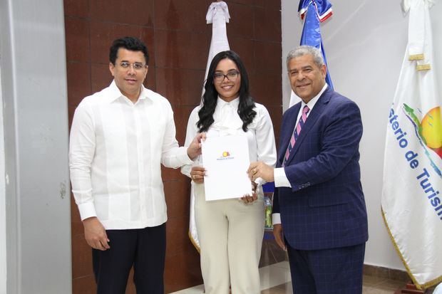 David Collado, ministro de Turismo junto Darío Castillo Lugo,del Ministerio de Administración Pública (MAP), hacen entregga de la Carta Compromiso Ciudadano.  