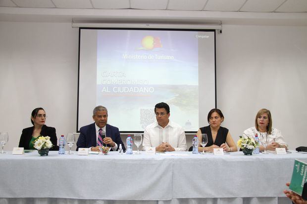 Acto de entrega de la segunda versión de su Carta Compromiso al Ciudadano