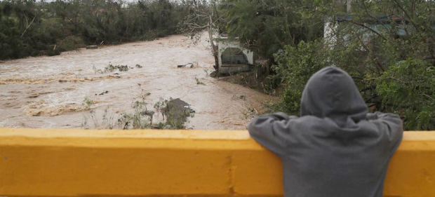 Un niño observa el río Sanate en la provincia de Higuey, República Dominicana.