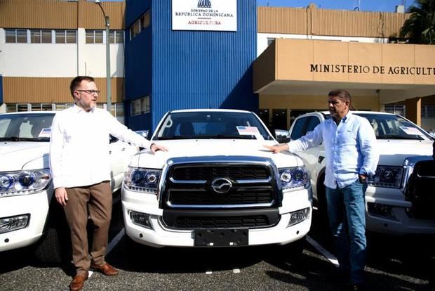 La embajada de los Estados Unidos en República Dominicana donó este lunes ocho camionetas al Ministerio de Agricultura.