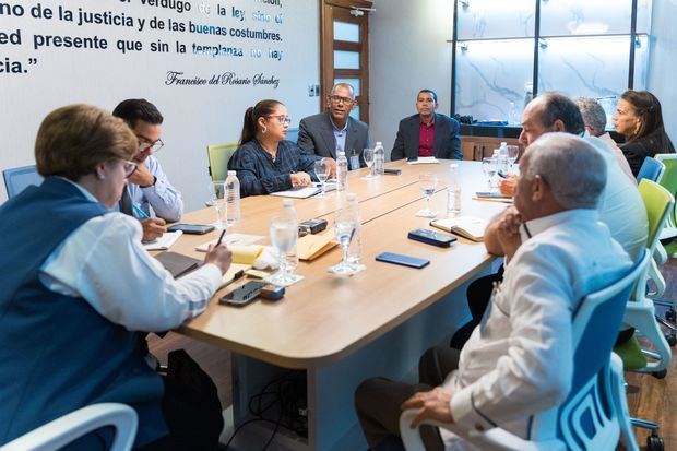 Mag. Roxanna Reyes se reúne con Ministerio de Agricultura y Colegio Veterinario.