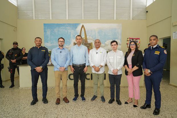 Director de la DGSPC, presidente del Indotel y embajador de
 Israel recorren el CCR de Anamuya.