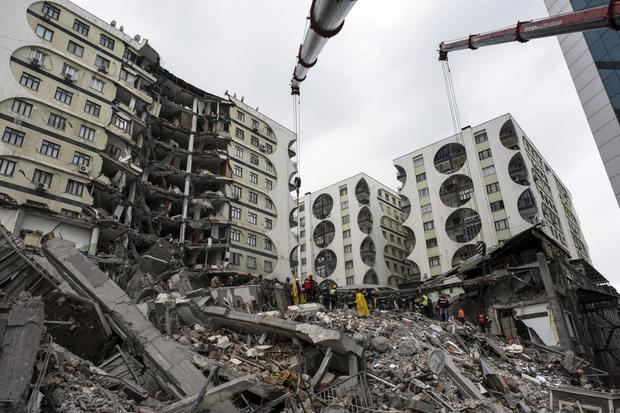 Socorristas fueron registrados este lunes, 6 de febrero, al buscar supervivientes en medio de los escombros de un edificio parcialmente derrumbado en Diyarbakir (Turquía), luego de los dos fuertes terremotos que esta madrugada azotaron a Siria y a Turquía.