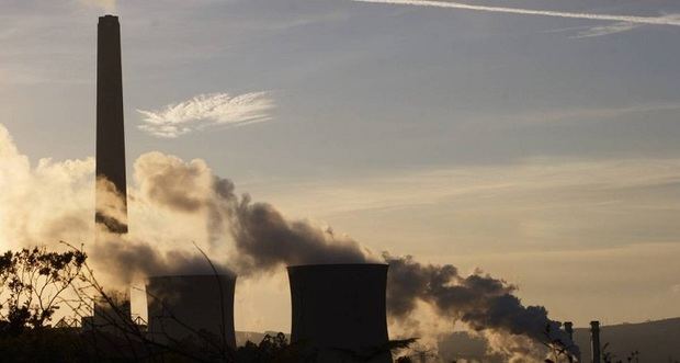 Chimeneas industriales liberación de humo en el medio ambiente.