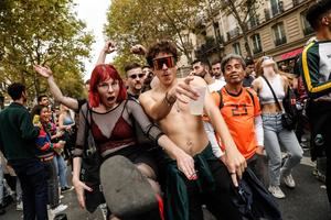París revive la fiesta de la música tecno tras 2 años de sequía por la covid