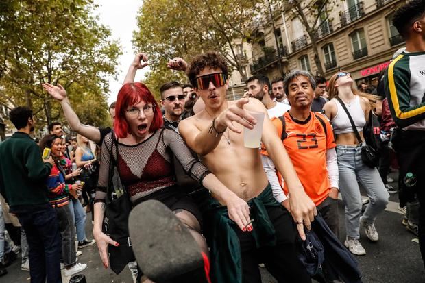 Participantes en el desfile tecno celebrado en París.