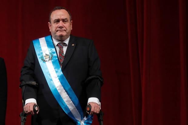 El nuevo presidente de Guatemala, Alejandro Giammattei, este martes en el acto de investidura celebrado en el Teatro Nacional en Ciudad de Guatemala (Guatemala).