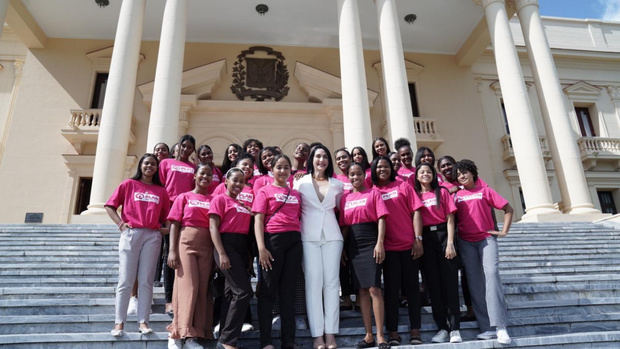 Primera dama Raquel Arbaje recibe a 30 niñas de San Juan, Barahona y Azua en el Palacio Nacional