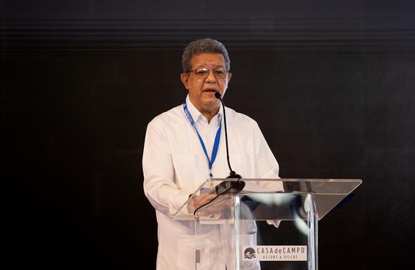 Leonel Fernández, exmandatario de República Dominicana y presidente de la Fundación Global Democracia y Desarrollo, Funglode, habla hoy durante el Foro Global @ Casa de Campo, en La Romana (República Dominicana). 