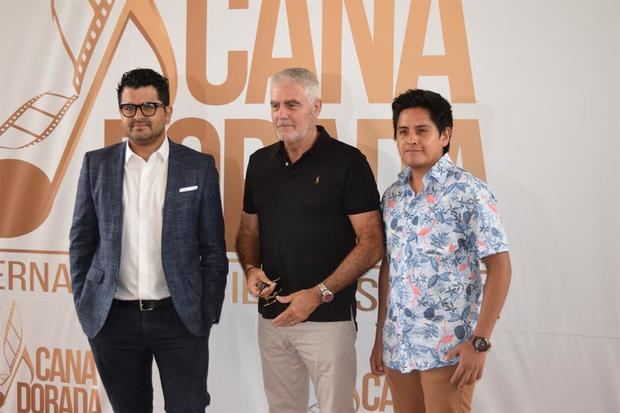 El director y productor guatemalteco Kenneth Müller (c) y los actores miembros del reparto del filme 'Nebaj', el argentino Saúl Lizaso (c) y mexicano Fernando Cuautle (d), posan este viernes durante el Festival Cana Dorada, en Punta Cana (República Dominicana). La película 'Nebaj', del cineasta guatemalteco Kenneth Müller, se proyecta hoy en el Festival Internacional de Cana Dorada, en República Dominicana, y encuentra así una 'ventana al mundo' para contar al mundo conflicto armado en ese país centroamericano. La producción cuenta la historia de Tomás Guzaro, un joven aldeano ixil que en la década de los ochenta, en medio del conflicto armado entre la guerrilla y el Ejército, consiguió rescatar a más 250 personas e impedir su muerte por el hecho de tener creencias diferentes. 