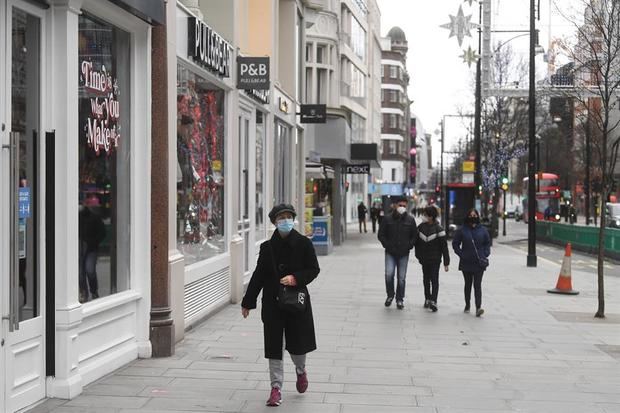 Viandantes en Oxford Street, Londres, Reino Unido.