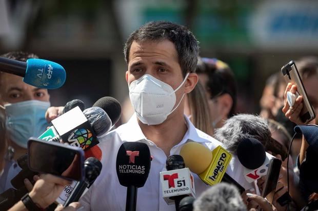 El líder opositor venezolano Juan Guaidó habla a los medio de comunicación para referirse a la consulta popular que promueve y cuya votación presencial se lleva a cabo hoy, en Caracas, Venezuela.