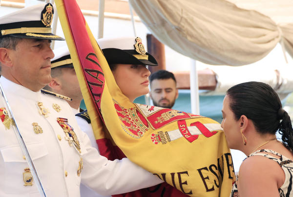 La princesa de Asturias, Leonor de Borbón, porta la bandera nacional de España junto al capitán de navío, Luis Carreras-Presas, durante el acto de jura de bandera abordo del buque escuela de la Armada española Juan Sebastián Elcano que visita el puerto de Cartagena (Colombia). 