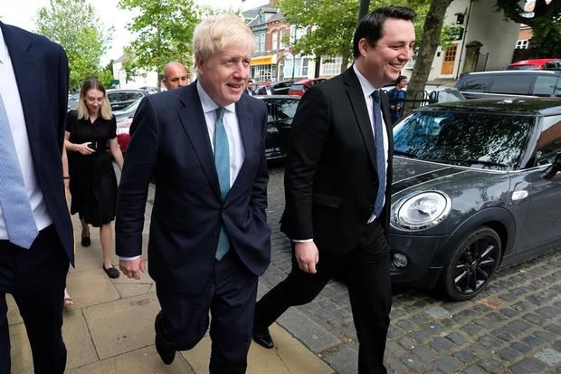 El primer ministro británico, Boris Johnson y el secretario de Estado de Administración Local, Simon Clarke, se dirigen a un acto en Londres.