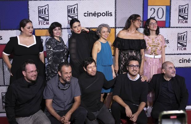 Animadores de la película “Pinocchio”, posan durante una alfombra roja en el marco del Festival Internacional de Cine de Morelia, en el estado de Michoacán, México.