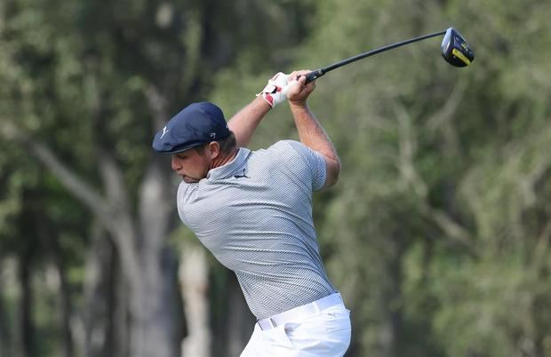 Bryson DeChambeau de los EE.UU. golpea en la salida del octavo hoyo durante la ronda final del US Open. 