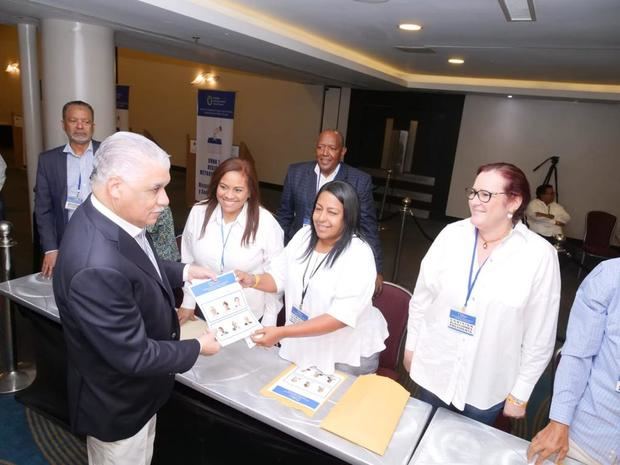 Miguel Vargas mientras ejercía el derecho al voto.