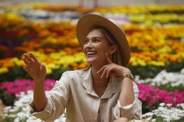 La señorita Colombia, María Fernanda Aristizábal Urrea, posa hoy junto al tapiz de flores que realiza el Centro Comercial Santafé durante la celebración de la Feria de las Flores, en Medellín, Colombia.