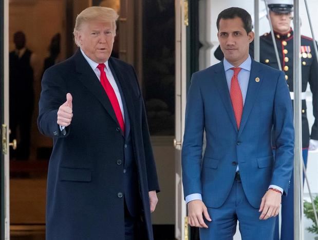 El presidente de los Estados Unidos, Donald J. Trump (L) recibe al presidente de la Asamblea Nacional de Venezuela, Juan Guaidó (R) en el pórtico sur de la Casa Blanca en Washington, DC, EE. UU.