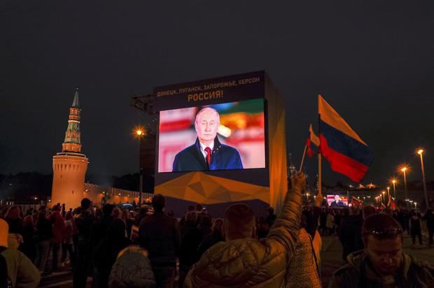 Cientos de personas ven en una pantalla gigante instalada en Moscú la transmisión en vivo el discurso del presidente ruso tras firmar los tratados de adhesión de nuevos territorios a Rusia.