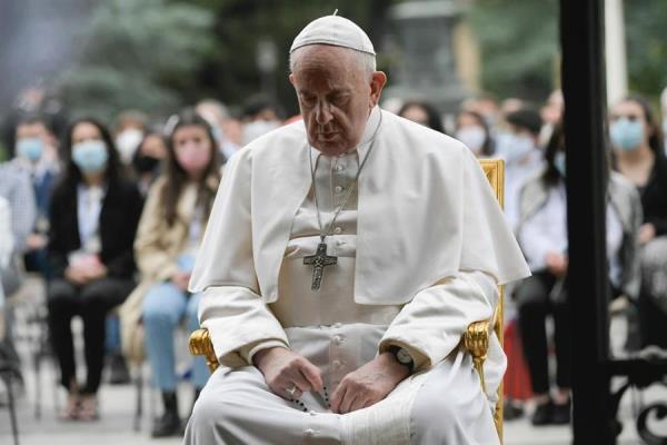 El papa Francisco durante el rezo del Santo Rosario.