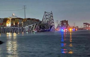 Dos personas rescatadas vivas de las aguas tras el derrumbe del puente de Baltimore.