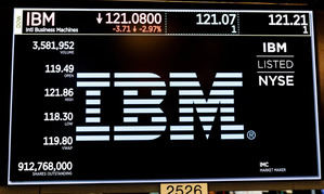 Fotografía de archivo en la que se ve una pantalla con información de IBM en la bolsa de Nueva York (EE.UU.). 