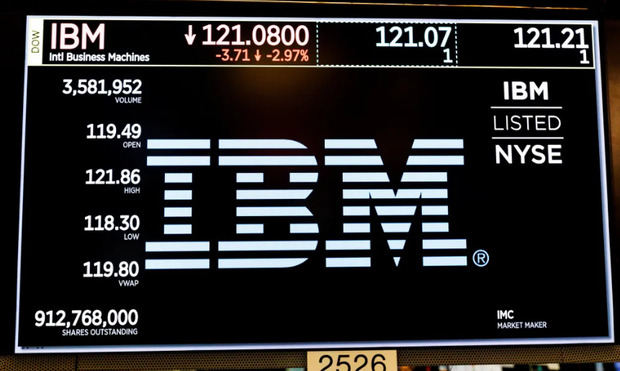 Fotografía de archivo en la que se ve una pantalla con información de IBM en la bolsa de Nueva York (EE.UU.). 