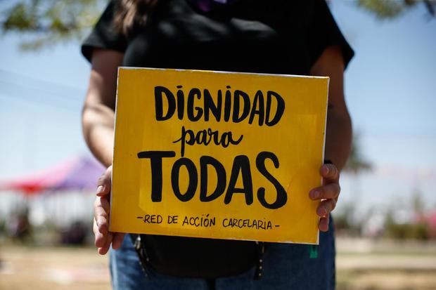 Una mujer muestra hoy un carte en los stand de LollaLove sobre los programas de género del SernamEG, durante el festival de Lollapalooza 2023 en la comuna de Cerrillos, en Santiago, Chile.
