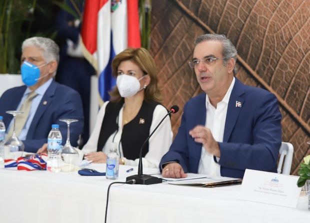 El presidente Luis Abinader anunció este miércoles el relanzamiento de la industria del tabaco.