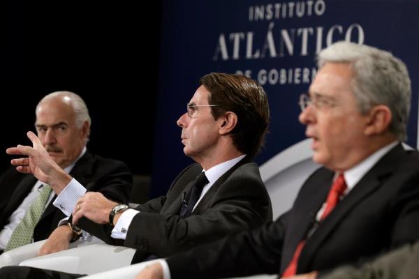 En la imagen un registro del expresidente del Gobierno español José María Aznar (c), junto a los expresidentes de Colombia Álvaro Uribe (d) y Andrés Pastrana (i).
