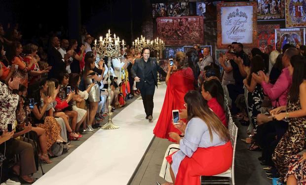 Leonel Lirio en el desfile 'La leyenda de María' donde nos impresionó con el montaje, la coreografía de la pasarela, la música y las imágenes en la pantalla. 