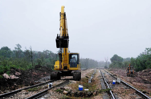 Trabajadores laboran en la construcción del Tren Maya, el viernes 5 de febrero de 2021, en el municipio de Maxcanú, en el estado de Yucatán, México.