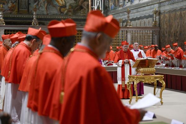 Un cardenal lee el juramento antes del inicio del cónclave para elegir a un nuevo Papa en la capilla Sixtina en la Ciudad del Vaticano, 07 de mayo de 2025. (Papa, Cardenal) 