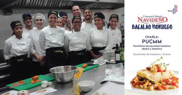 Devaki Pratt    junto a sus estudiantes y colaboradores de cocina..