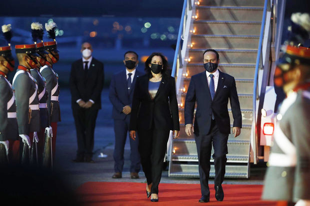 La vicepresidenta de Estados Unidos, Kamala Harris, camina junto al ministro de exteriores de Guatemala, Pedro Brolo (d), tras arribar a la pista de la Fuerza Aérea Guatemalteca, hoy, en Ciudad de Guatemala, Guatemala.