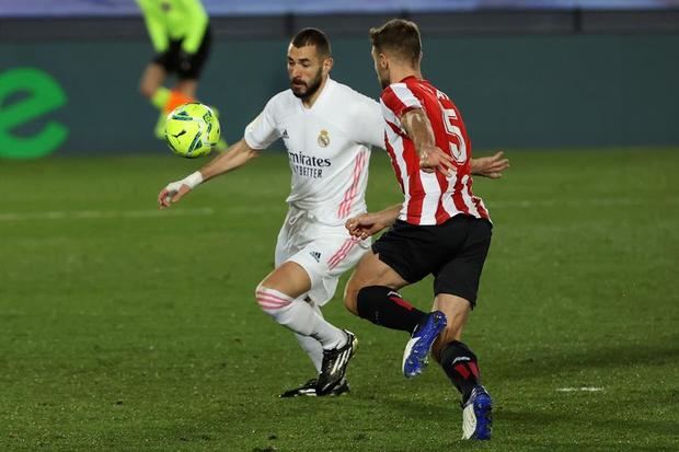 El delantero francés del Real Madrid, Karim Benzema (i), disputa el balón ante el defensa del Athletic de Bilbao, Yeray Álvarez, durante el encuentro correspondiente a la jornada 19 de primera división, el pasado día 15 de diciembre.