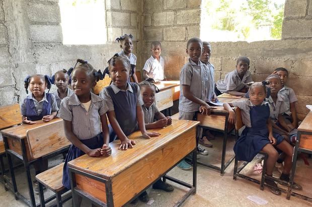 Niños de regreso a la escuela tras el terremoto de Haití en agosto de 2021.