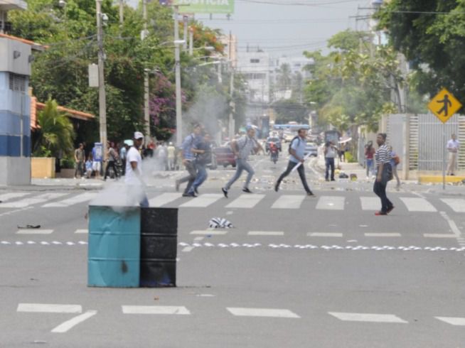 Continúan los enfrentamientos entre estudiantes de la UASD y la Policía 