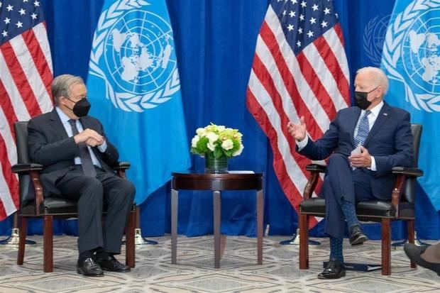 Fotografía cedida este lunes por la ONU en la que se registró a su secretario general, António Guterres (i), mientras conversa con el presidente de los Estados Unidos, Joseph R. Biden Jr. (d), durante una reunión en la sede del organismo, en Nueva York, NY, EE.UU.
