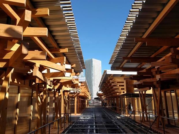 Vista exterior de la Plaza de la Villa Olímpica, un complejo realizado con madera reciclable y técnicas tradicionales japonesas de construcción que será el principal espacio de ocio y servicios para los atletas de los JJOO en Tokio, Japón.