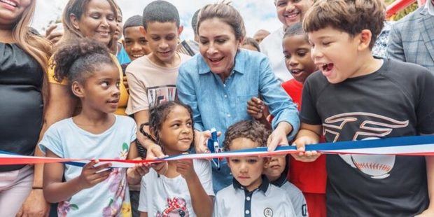 La alcaldesa del Distrito Nacional, Carolina Mejía, entregó este sábado a la comunidad de Loma del Chivo en María Auxiliadora el Parque Loma del Chivo.