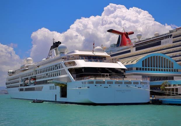 Fotografía cedida hoy por la Compañía de Turismo de Puerto Rico (CTPR) donde se aprecia el crucero de lujo transatlántico Viking Octantis, de la naviera Viking, atracado este jueves durante su viaje inaugural por el Caribe y por primera vez en el puerto de San Juan, Puerto Rico.