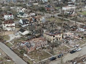 Una serie histórica de tornados deja decenas de muertos y devastación en EE.UU.